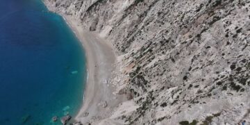 Κεφαλονιά: Η εντυπωσιακή απομονωμένη παραλία με ψιλό λευκό-κίτρινο βότσαλο