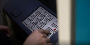 Ποιοι πάνε από σήμερα στα ΑΤΜ