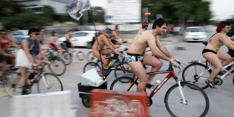 «Θέλουμε οξυγόνο» λένε οι γυμνοί ποδηλάτες της Θεσσαλονίκης