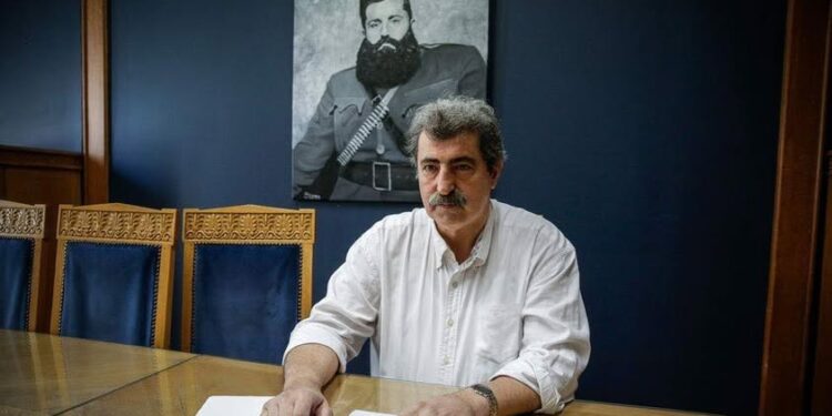 Η αιχμηρή ανάρτηση στον απόηχο της παρέμβασης Τσίπρα και η φωτογραφία με φόντο τον Άρη Βελουχιώτη