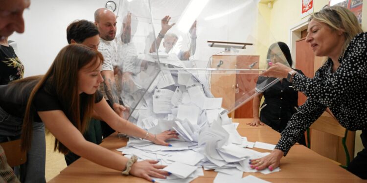 Μάχη στήθος με στήθος δείχνουν τα exit polls του β΄γύρου των προεδρικών εκλογών