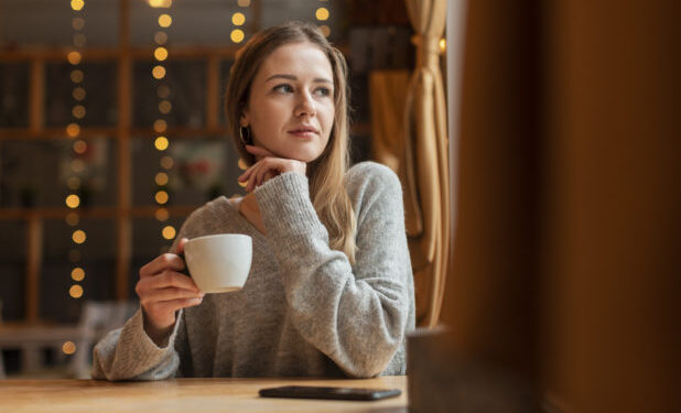 Τα 9 διακριτικά σημάδια που μαρτυρούν ότι κάποιος είναι μόνος, αλλά παριστάνει ότι του αρέσει η μοναξιά
