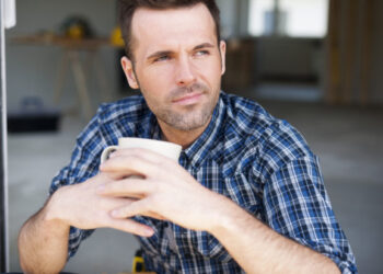 Αν ένας άνδρας δεν νιώθει πλέον ερωτευμένος, συνήθως θα εμφανίσει αυτές τις 10 συμπεριφορές χωρίς να το καταλαβαίνει