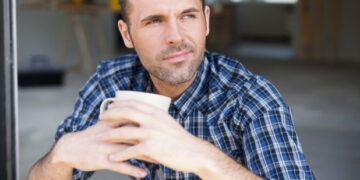 Αν ένας άνδρας δεν νιώθει πλέον ερωτευμένος, συνήθως θα εμφανίσει αυτές τις 10 συμπεριφορές χωρίς να το καταλαβαίνει