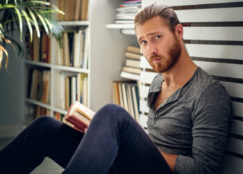 Αγόρασε σπίτι και η οικογένεια της συντρόφου του τον πιέζει να βάλει και το όνομά της στο συμβόλαιο