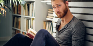 Αγόρασε σπίτι και η οικογένεια της συντρόφου του τον πιέζει να βάλει και το όνομά της στο συμβόλαιο