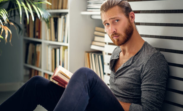 Αγόρασε σπίτι και η οικογένεια της συντρόφου του τον πιέζει να βάλει και το όνομά της στο συμβόλαιο