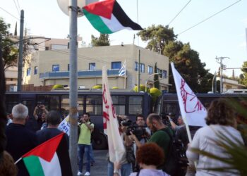 Μέλη του Ρουβίκωνα πέταξαν τρικάκια στην πρεσβεία του Ισραήλ