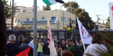 Μέλη του Ρουβίκωνα πέταξαν τρικάκια στην πρεσβεία του Ισραήλ