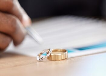 Αυτοδημιούργητος εκατομμυριούχος αποκαλύπτει την πιο δύσκολη συζήτηση που είχε για τα χρήματα με τη σύζυγό του