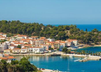 7 στάσεις για καλοκαιρινές βουτιές, αξιοθέατα και φαγητό από την Πύλο ως την Καλαμάτα