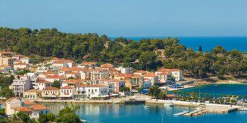 7 στάσεις για καλοκαιρινές βουτιές, αξιοθέατα και φαγητό από την Πύλο ως την Καλαμάτα