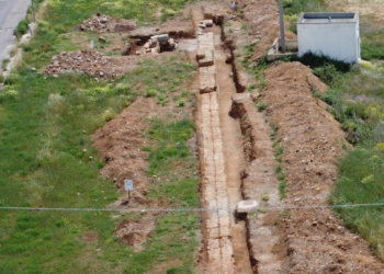 Ανακαλύφθηκαν ευρήματα από γιγαντιαία τείχη και 450 βλήματα από μόλυβδο