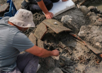 Ανακαλύφθηκαν τάφοι σε βυθισμένη βασιλική σε αρχαία ελληνική πόλη