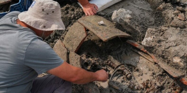 Ανακαλύφθηκαν τάφοι σε βυθισμένη βασιλική σε αρχαία ελληνική πόλη