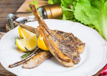 Φανταστική συνταγή για αρνίσια παϊδάκια με φέτα και λεμόνι