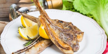 Φανταστική συνταγή για αρνίσια παϊδάκια με φέτα και λεμόνι