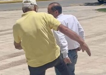 Πρώην δήμαρχος κυνήγησε και κλώτσησε τον Ευάγγελο Μπουρνού 