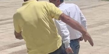 Πρώην δήμαρχος κυνήγησε και κλώτσησε τον Ευάγγελο Μπουρνού 