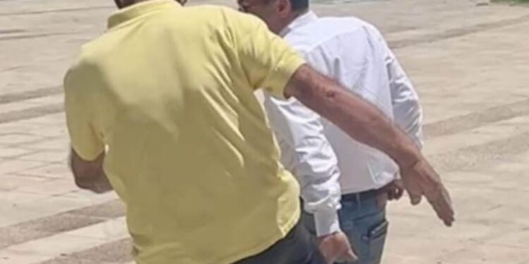 Πρώην δήμαρχος κυνήγησε και κλώτσησε τον Ευάγγελο Μπουρνού 