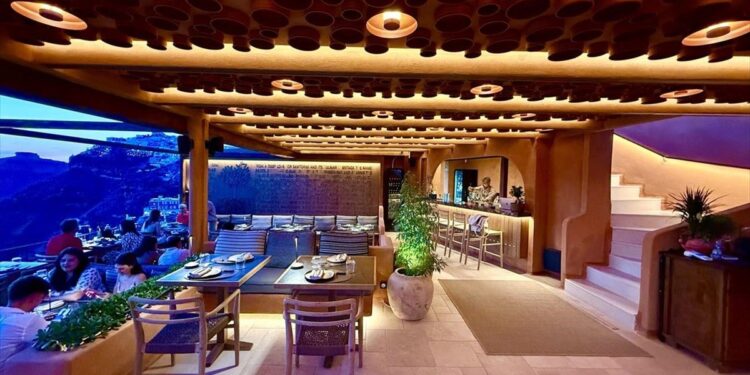 Οι Rizes Gastro Taverna φέρνουν την καρδιά της Σαντορίνης στο πιάτο