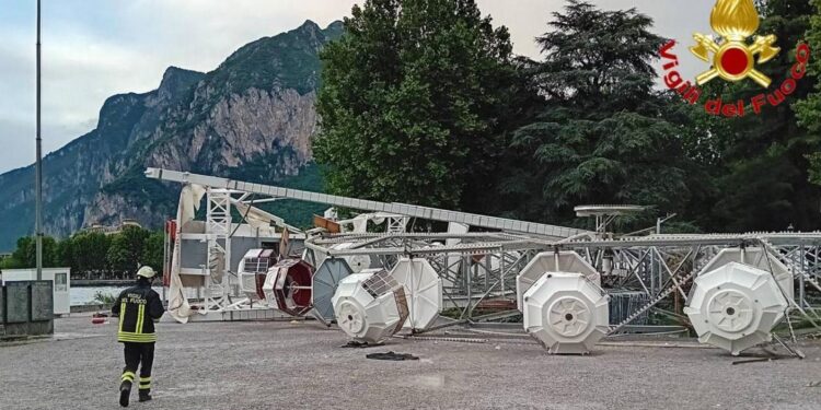 Ρόδα σε λούνα-παρκ κατέρρευσε εξαιτίας της σφοδρότατης κακοκαιρίας