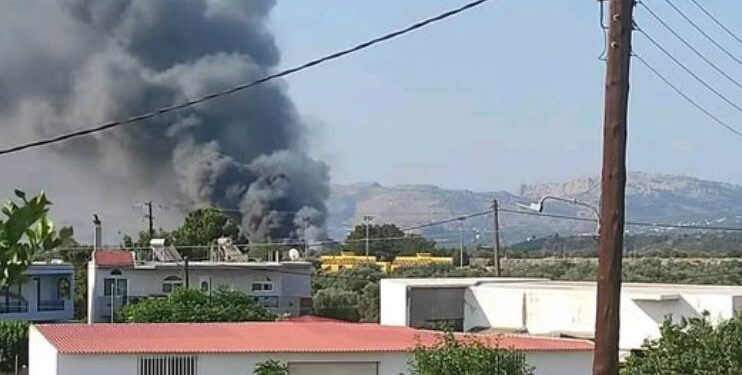 Ρόδος: Φωτιά σε αποθηκευτικό χώρο στην περιοχή Μάσαρη – Κινητοποίηση της Πυροσβεστικής