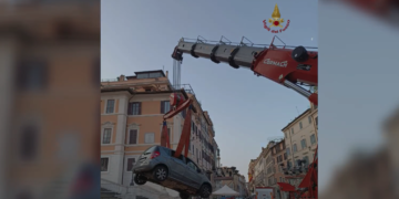 Ρώμη: Ηλικιωμένος οδηγός «κατέβηκε» με το αυτοκίνητό του σκαλοπάτια της Πιάτσα ντι Σπάνια