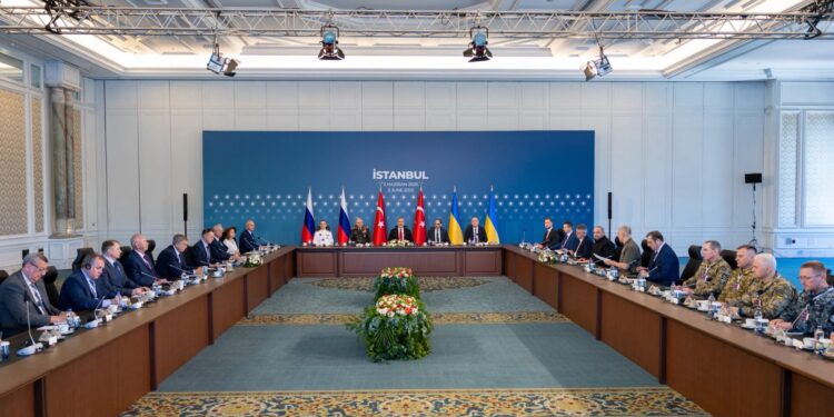 Σε εξέλιξη οι συνομιλίες Ρωσίας-Ουκρανίας στην Κωνσταντινούπολη