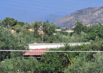 Φωτιά στην Σαλαμίνα – Στη «μάχη» και εναέρια μέσα