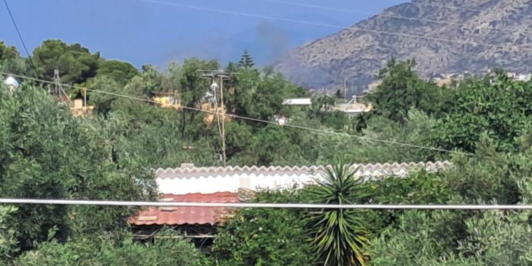 Φωτιά στην Σαλαμίνα – Στη «μάχη» και εναέρια μέσα