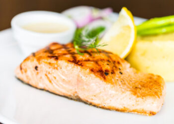 Συνταγή για ψητό σολομό με κρούστα παρμεζάνας και μαϊντανού