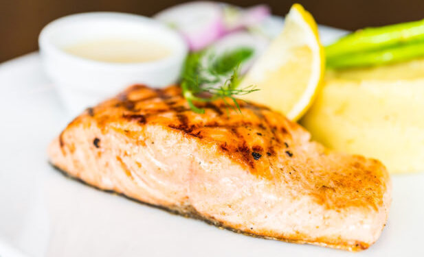 Συνταγή για ψητό σολομό με κρούστα παρμεζάνας και μαϊντανού