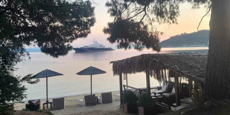 Κατέπλευσε και φέτος στην Σκιάθο με την πολυτελή θαλαμηγό «Al Mirqab, ο σείχης του Κατάρ