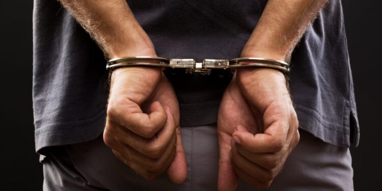 Σύλληψη επ’ αυτοφώρω, ενώ «έγδυναν» σχολείο από κλιματιστικά και χαλκοσωλήνες