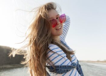 Είναι θυμωμένη με τον σύντροφό της επειδή δεν ψάχνει να βρει δουλειά