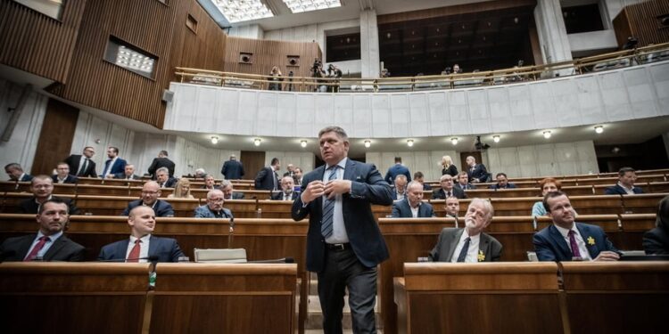 Το κοινοβούλιο καλεί την κυβέρνηση να σταματήσει να υποστηρίζει τις κυρώσεις κατά της Ρωσίας