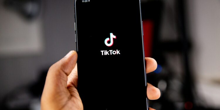 TikTok: Τέλος στο ανθυγιεινό #SkinnyTok έπειτα από καταγγελίες για επικίνδυνες συμβουλές απώλειας βάρους