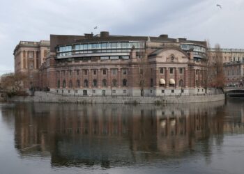 Η Σουηδία πρέπει να τερματίσει τις διεθνείς υιοθεσίες, αναφέρει κυβερνητική επιτροπή