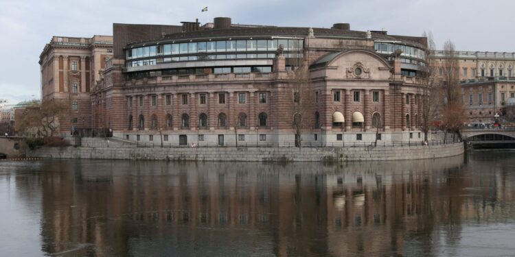 Η Σουηδία πρέπει να τερματίσει τις διεθνείς υιοθεσίες, αναφέρει κυβερνητική επιτροπή