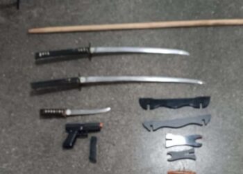 64χρονος μπούκαρε σε ταβέρνα με σπαθί και επιχείρησε να τραυματίσει πελάτη