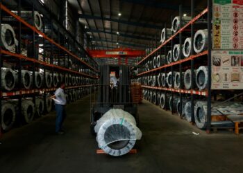 Αποβιομηχάνιση, τεχνολογική εξάρτηση και στροφή στις πρώτες ύλες