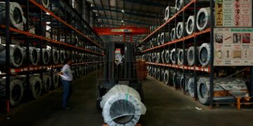 Αποβιομηχάνιση, τεχνολογική εξάρτηση και στροφή στις πρώτες ύλες