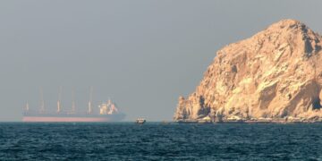 Μέση Ανατολή: Πόσο θα επηρεάσει την παγκόσμια οικονομία το κλείσιμο των Στενών του Ορμούζ από το Ιράν