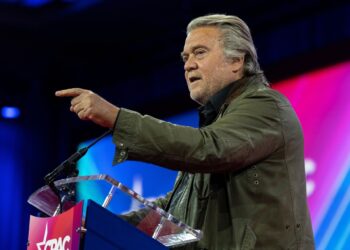 «Εγκληματίας ο Μπάνον», που έχει κάνει φυλακή