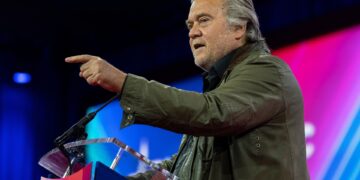 «Εγκληματίας ο Μπάνον», που έχει κάνει φυλακή