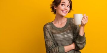 Το συστατικό που πρέπει να προσθέσετε στον καφέ σας για να φαίνεστε νεότεροι