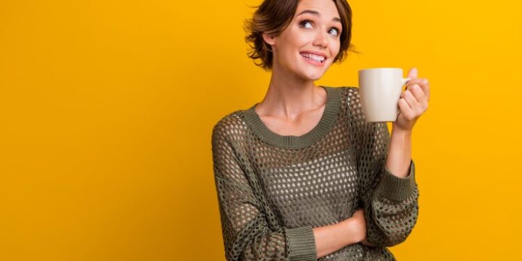 Το συστατικό που πρέπει να προσθέσετε στον καφέ σας για να φαίνεστε νεότεροι