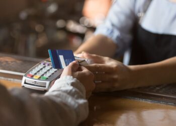 Με φυσική κάρτα επιλέγουν να πληρώνουν οι τουρίστες στην Ελλάδα 