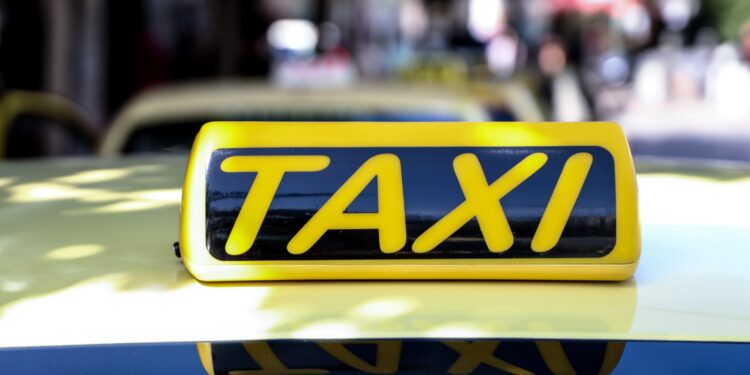 Συνελήφθη οδηγός ταξί για υπερχρέωση επιβατών στο λιμάνι